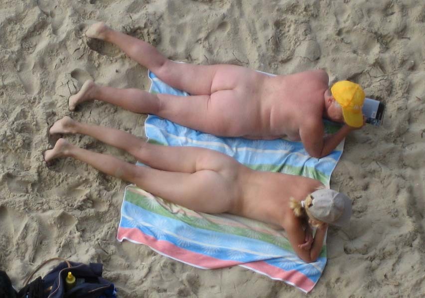 Giovani nudisti si espongono in una spiaggia pubblica
 #72253460