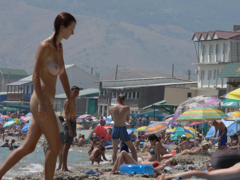 Giovani nudisti si espongono in una spiaggia pubblica
 #72253527