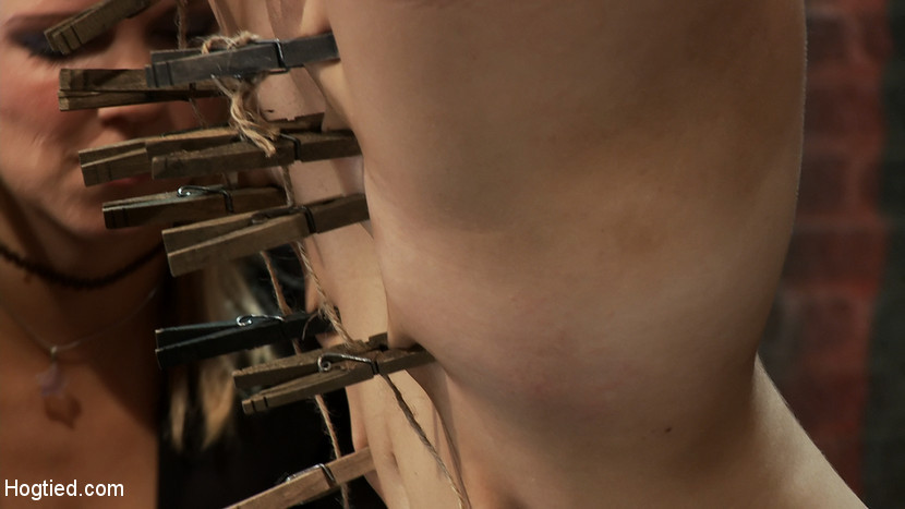 超キュートなブロンドの女性が、体につけたピンを引きちぎられたり、首を絞められたりして苦しめられる。
 #72076841