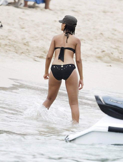 Rihanna vue de l'intérieur et cul sexy en bikini
 #75380090