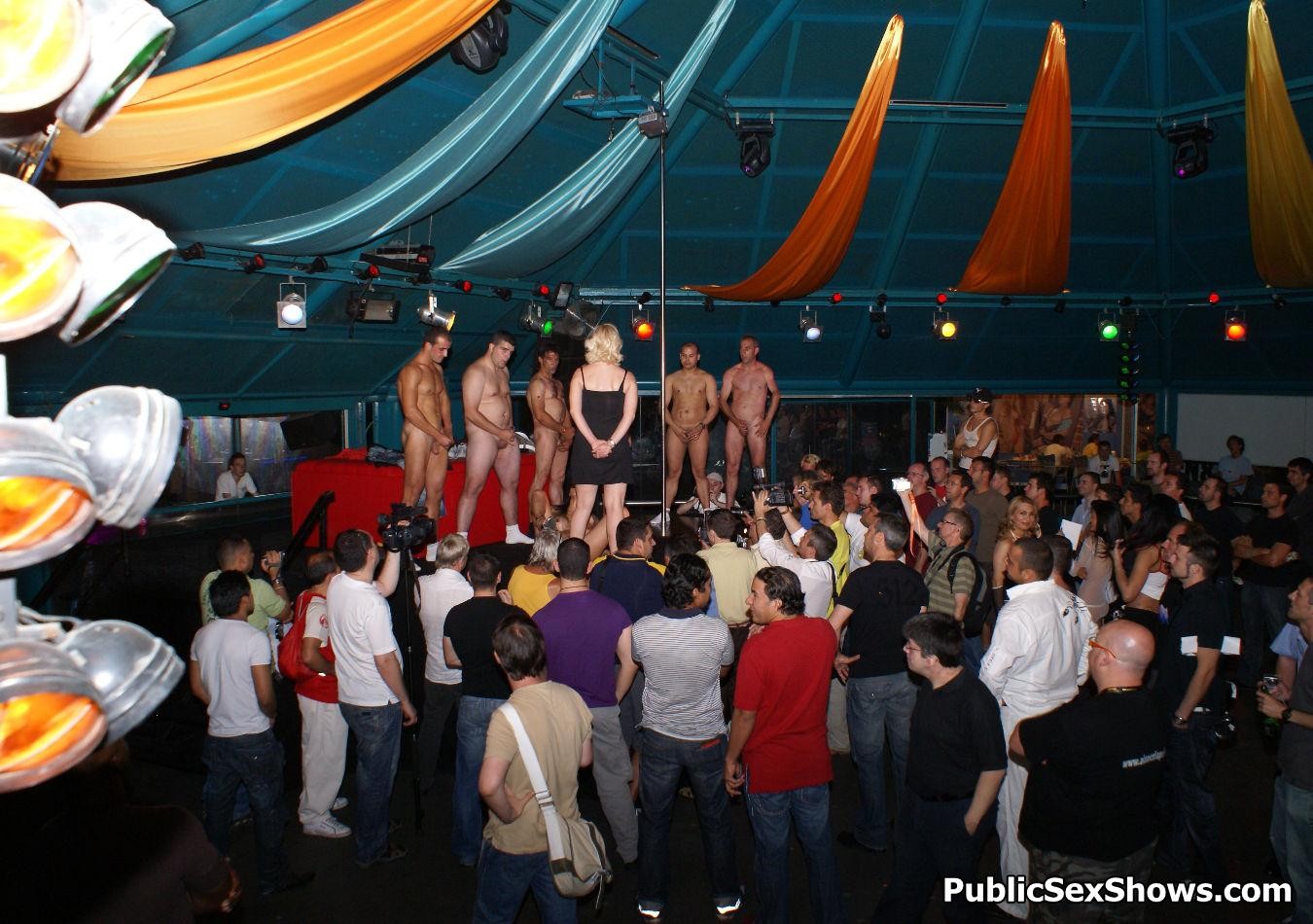 Foto candide di veri amatuers nudi in spettacoli di sesso pubblico
 #67640548