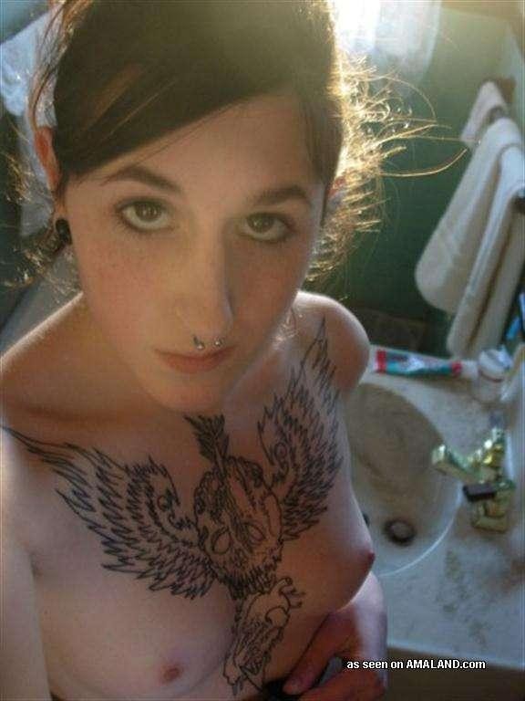 Fille punk amateur, chaude et torride, tatouée et percée.
 #67279668