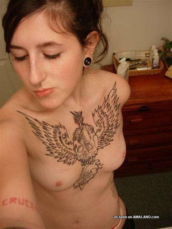 Fille punk amateur, chaude et torride, tatouée et percée.
 #67279682