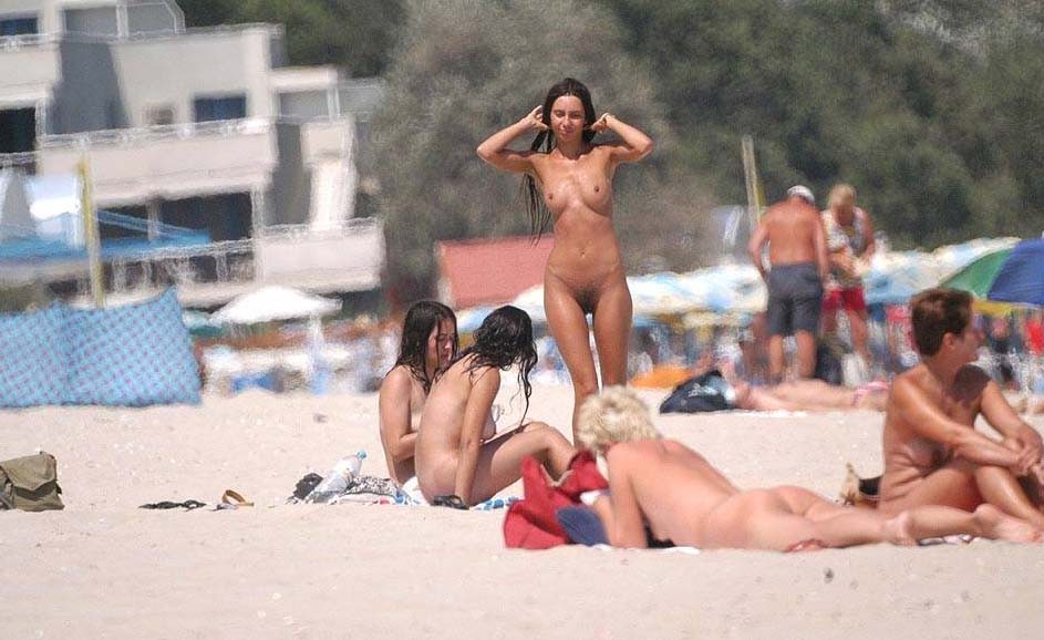 Blonde Nudistin zieht sich am öffentlichen Strand nackt aus
 #72252513