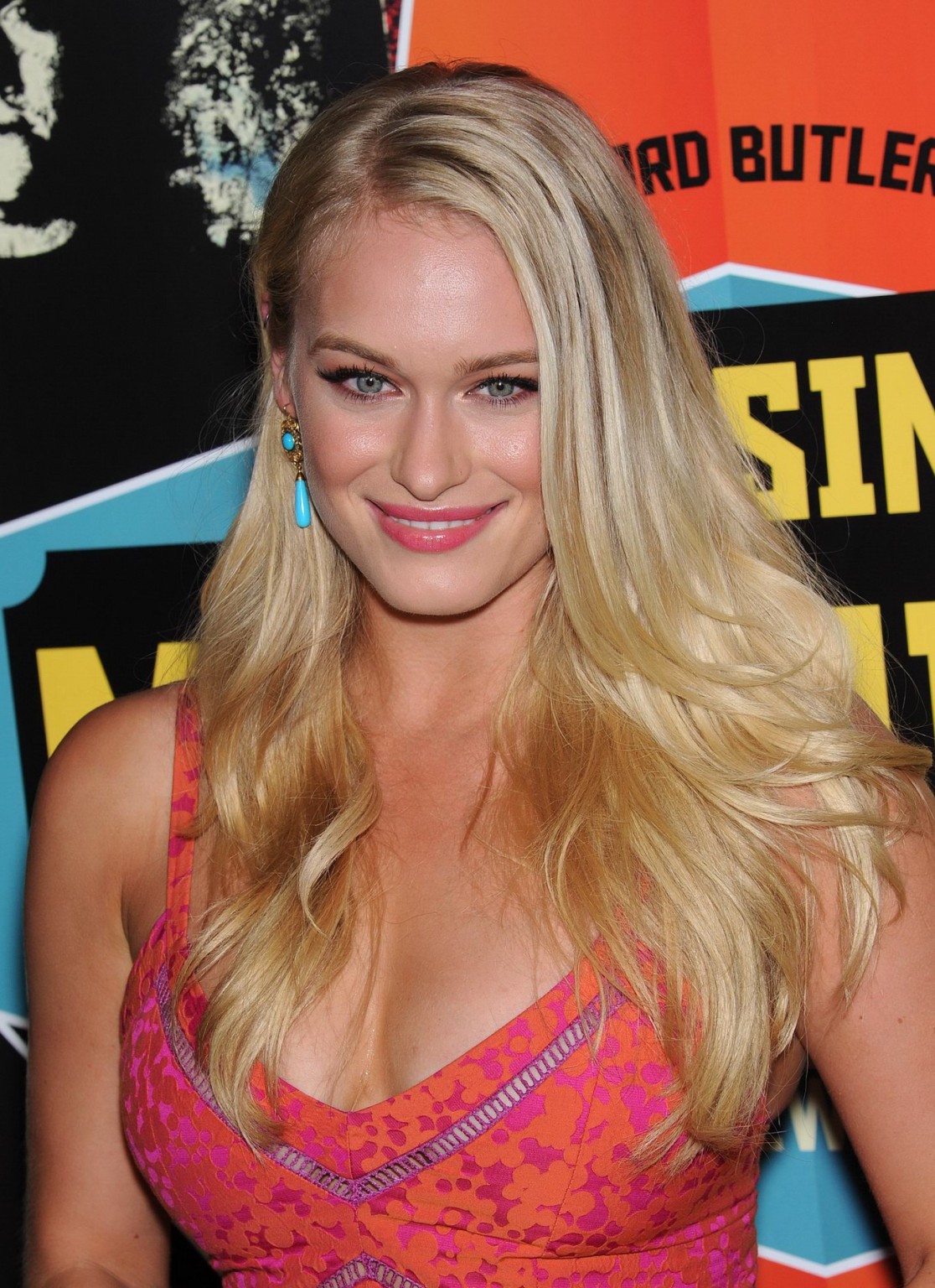 Leven rambin senza reggiseno che indossa un abito arancione a taglio basso alla prima di Chasing Mavericks 
 #75250210