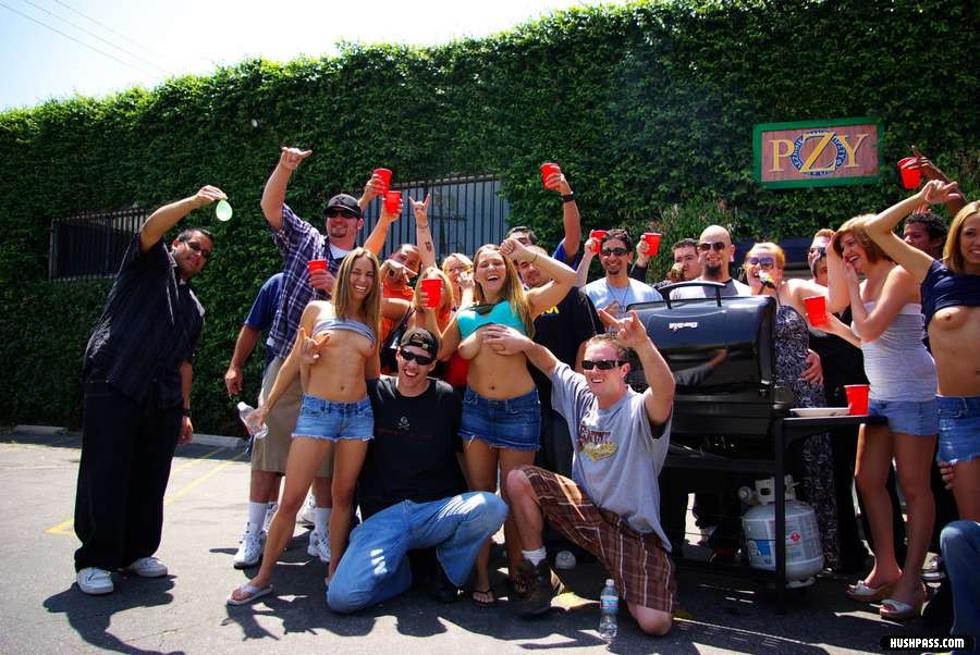 Lindsay meadows se emborracha y se folla a un tío en una fiesta
 #78918418