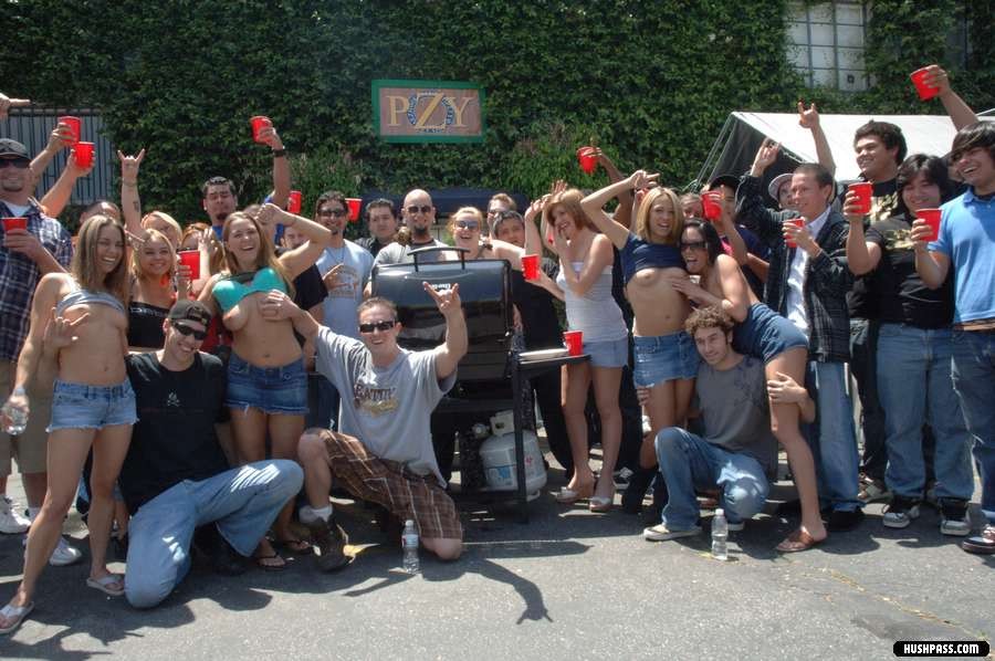 Lindsay meadows se emborracha y se folla a un tío en una fiesta
 #78918429