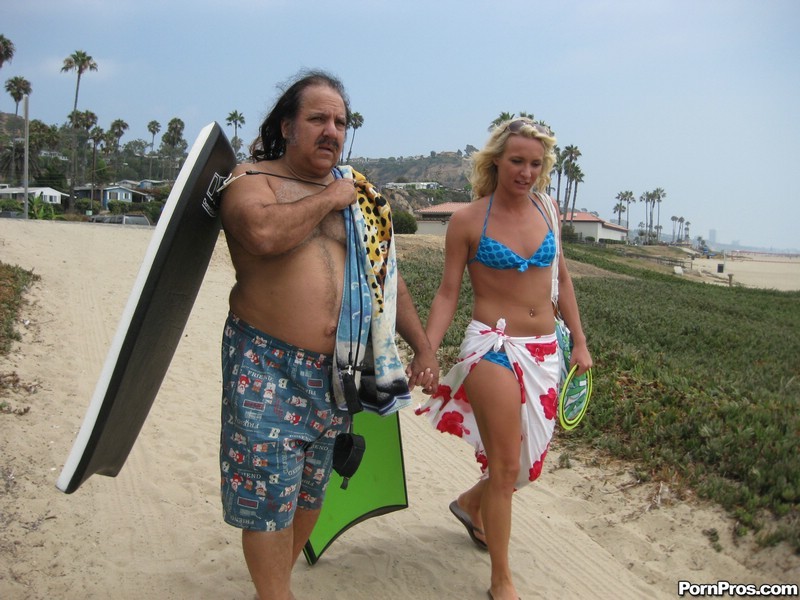 Ron Jeremy fait l'amour avec une délicieuse blonde sur la plage.
 #72314857