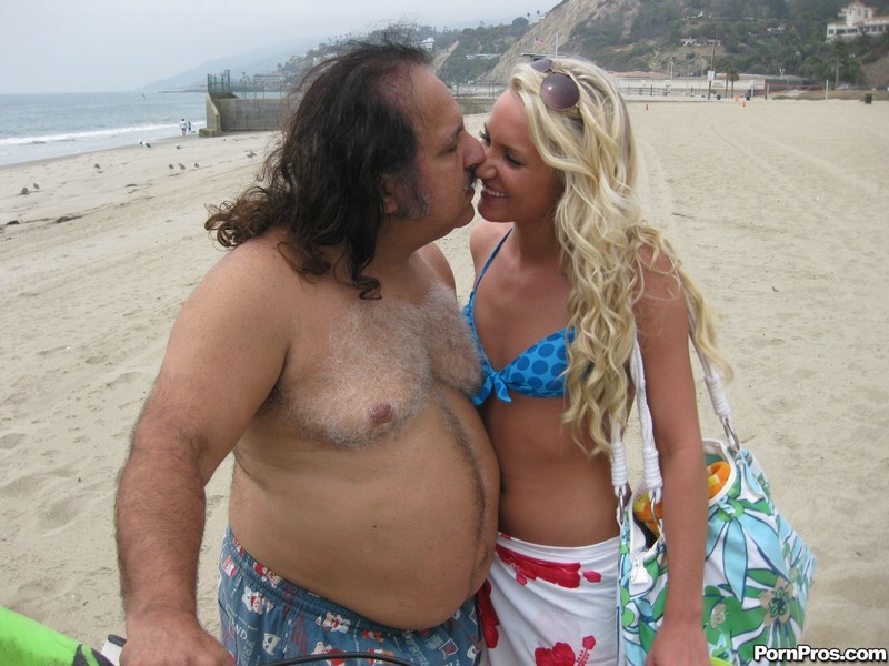 Ron Jeremy fait l'amour avec une délicieuse blonde sur la plage.
 #72314865