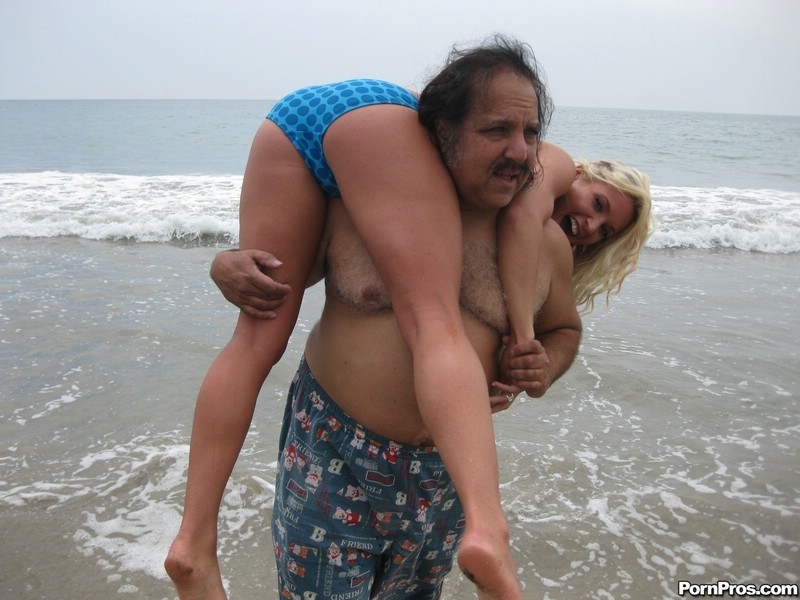 Ron Jeremy fait l'amour avec une délicieuse blonde sur la plage.
 #72314878