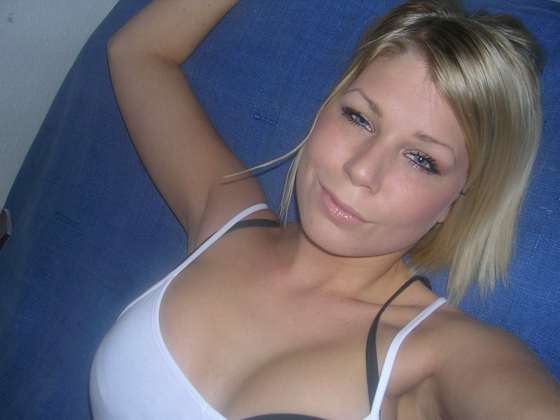 Heiße und sexy Amateure posieren völlig nackt im Freien
 #79400409