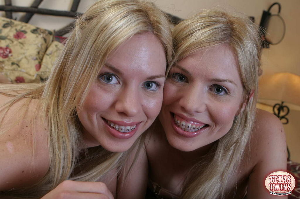 Tiny titted achtzehn Jahre alten Zwillingsschwestern Streifen
 #78645897