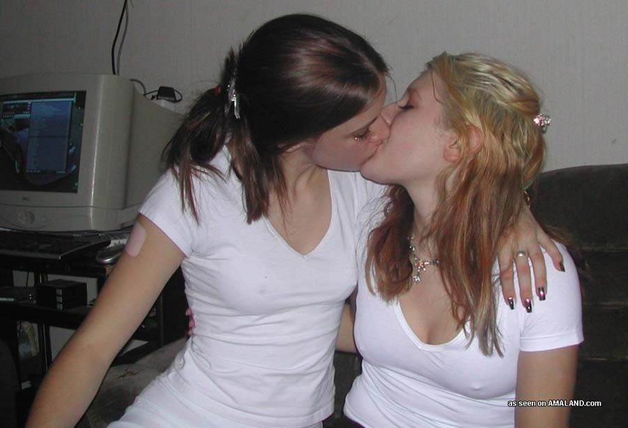 Novias amateurs reales besándose
 #67430589