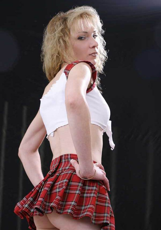 Flaco rubio transexual en falda escocesa
 #73276012