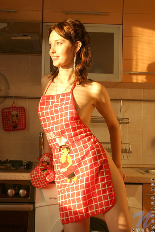Une fille sexy, Adel, s'amuse dans la cuisine en portant seulement un tablier et un string.
 #68123400