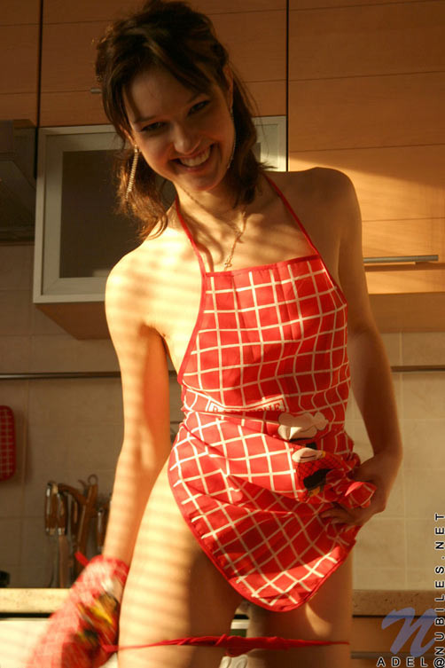 Une fille sexy, Adel, s'amuse dans la cuisine en portant seulement un tablier et un string.
 #68123427