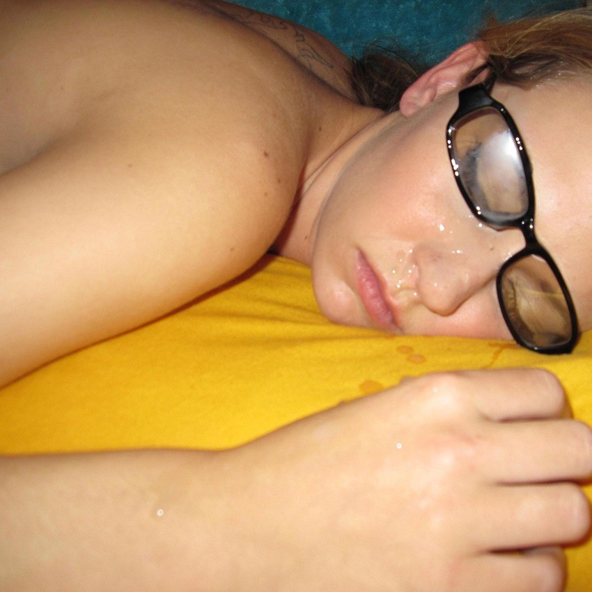 Une fille mignonne portant des lunettes baisée pendant son sommeil.
 #77185908