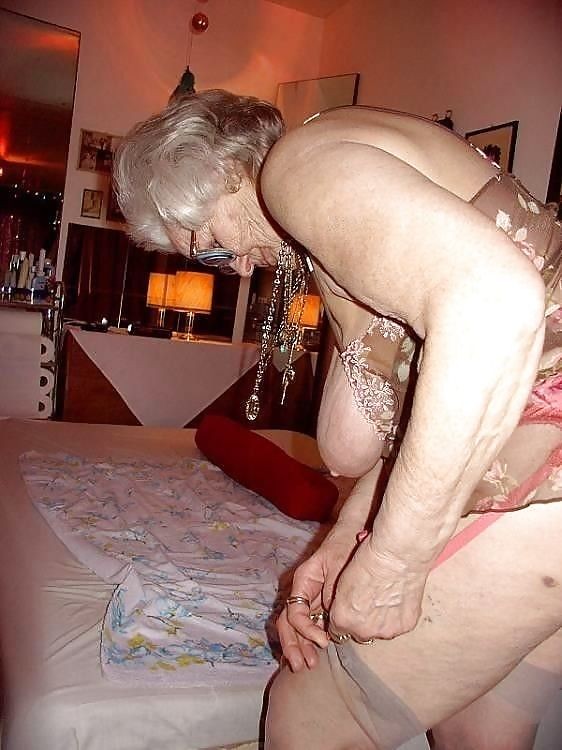 Abuelas muy viejas mostrando sus cosas
 #67310404