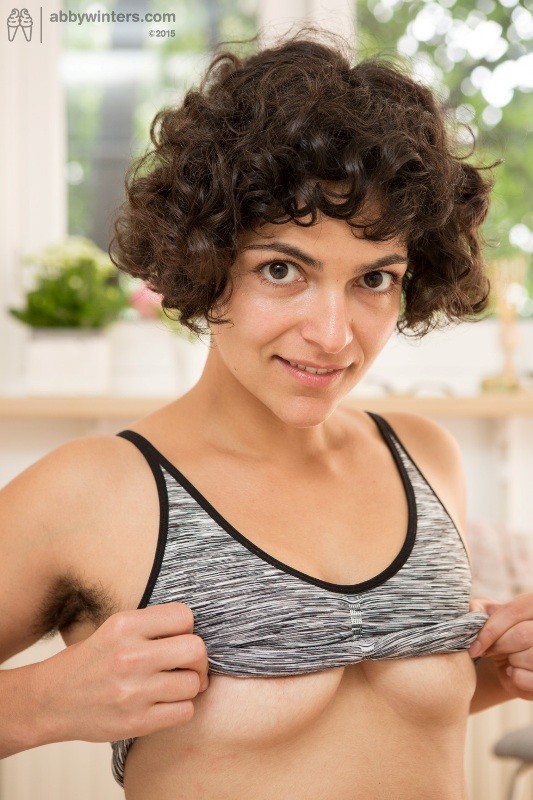 Laura mostrando su arbusto sin afeitar
 #77278338