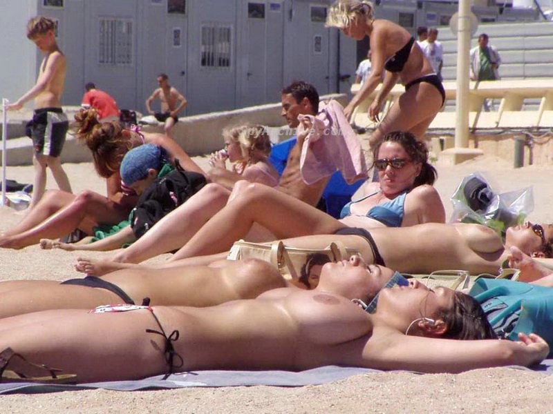 Nice boobs in these voyeur pictures taken on the beach #67477950