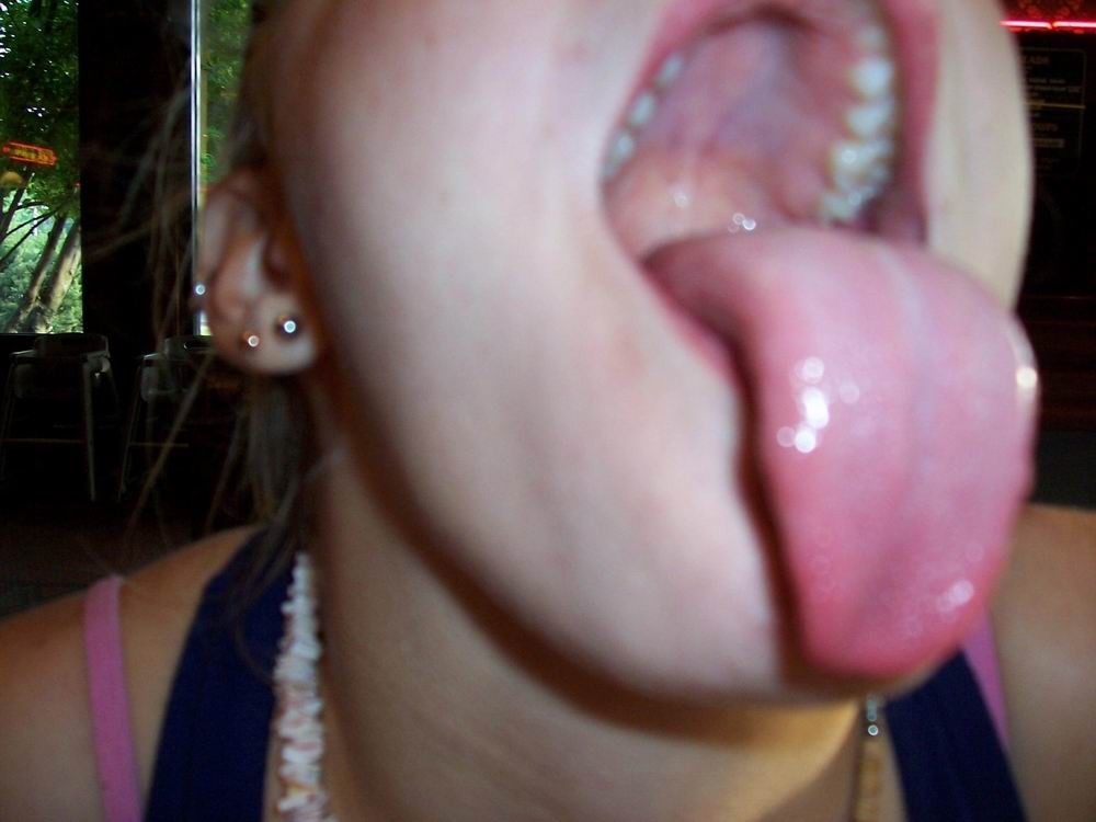 長い舌を持った女の子たちがペニスとスペルマを舐める
 #74366207