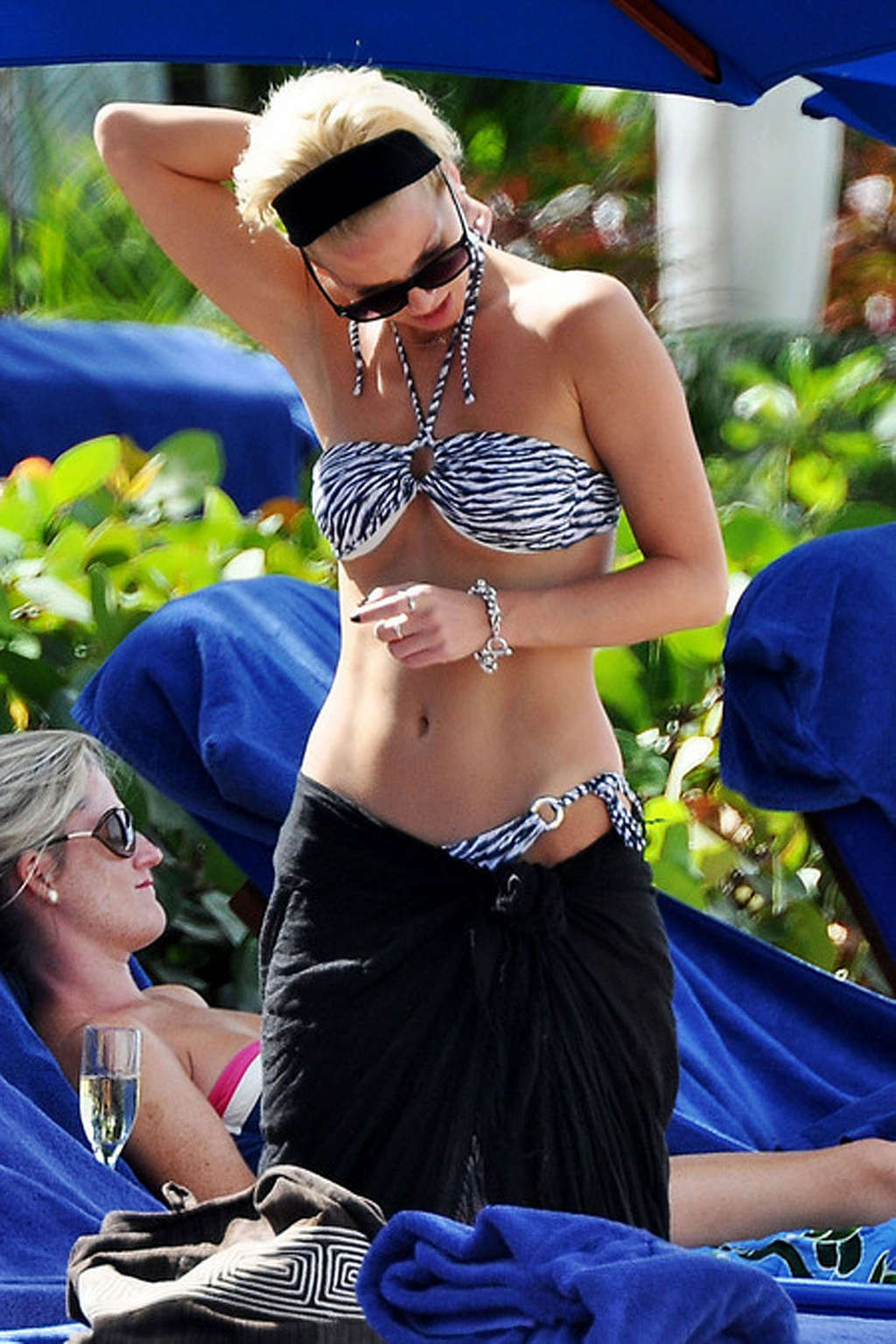 Sarah Harding mostrando su fantástico culo y su sexy cuerpo en bikini en la playa
 #75360504