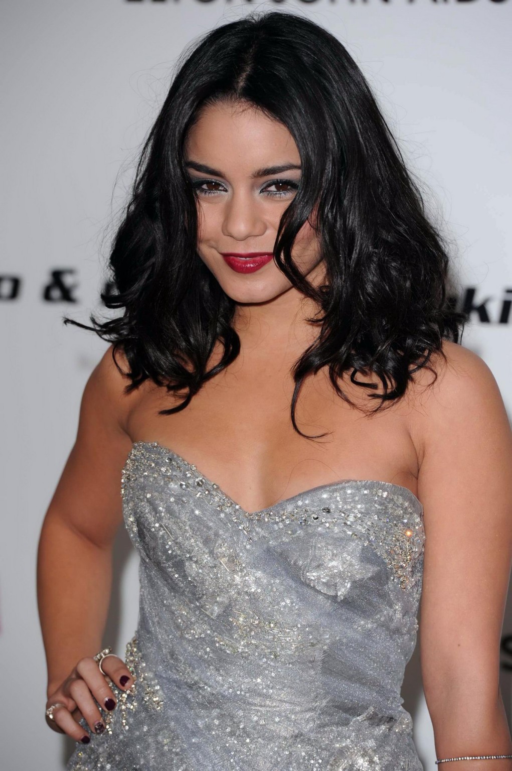 Vanessa hudgens leggy indossando senza spalline piccolo vestito alla festa dell'oscar di elton john
 #75315840