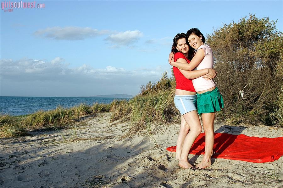 Due ragazze dilettanti australiane in spiaggia nude
 #72314645