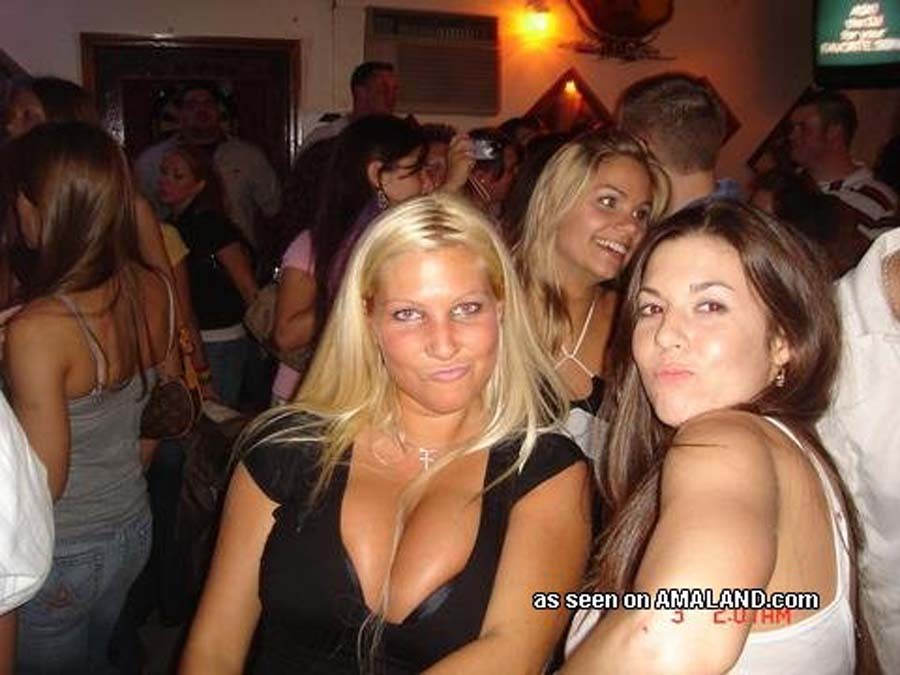 Chicas con grandes tetas festejando toda la noche
 #71453042