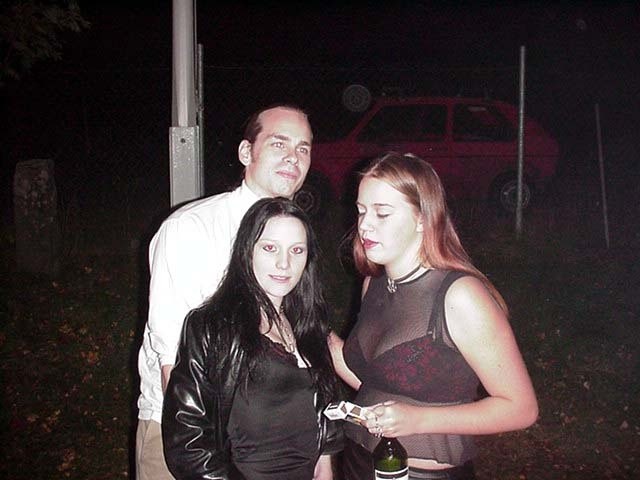 Chicas góticas borrachas en una fiesta y mostrando su suave carne pálida
 #76399841