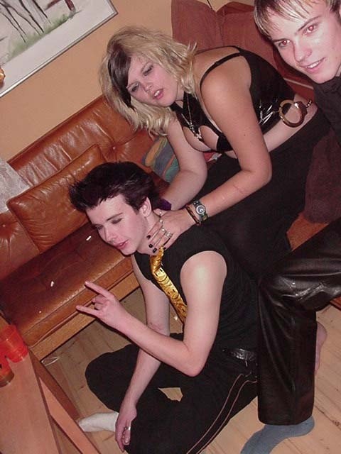 Chicas góticas borrachas en una fiesta y mostrando su suave carne pálida
 #76399854