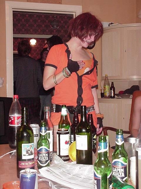 Chicas góticas borrachas en una fiesta y mostrando su suave carne pálida
 #76399894