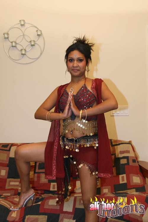 Indisches Mädchen mit Pferdeschwanz zieht sich aus und zeigt ihre runden Tölpel
 #73332392
