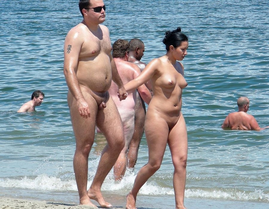 Amateur-Nudisten öffnen sich und zeigen ihre heißen Körper
 #72254848