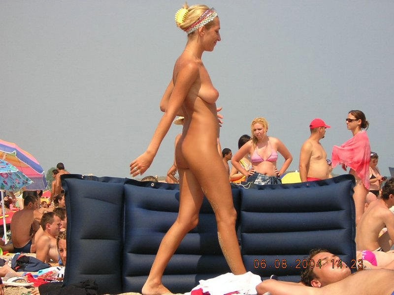 Des nudistes amateurs s'ouvrent et montrent leurs corps chauds.
 #72254871
