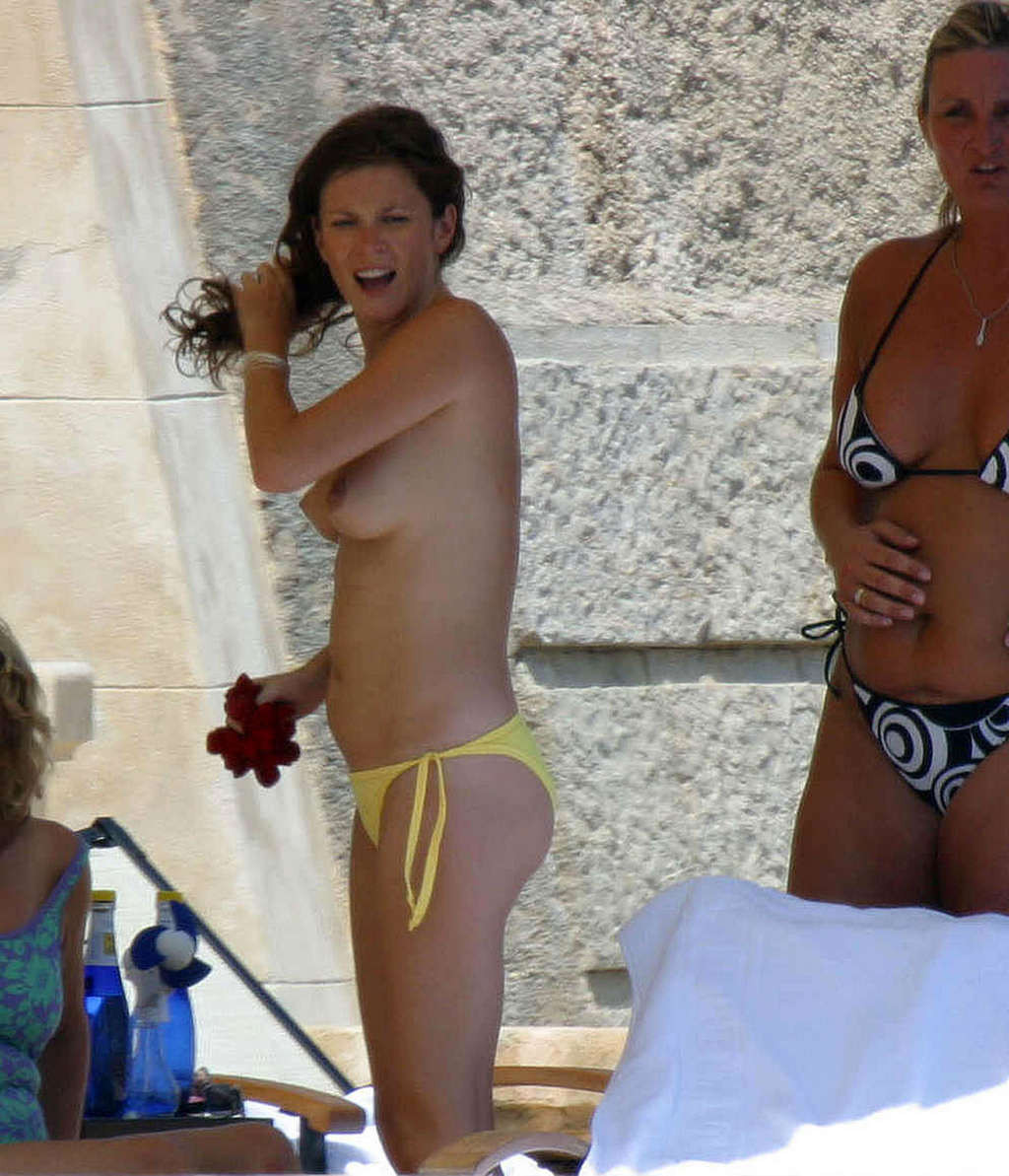 Anna Friel showing her nice big tits paparazzi pictures #75358416