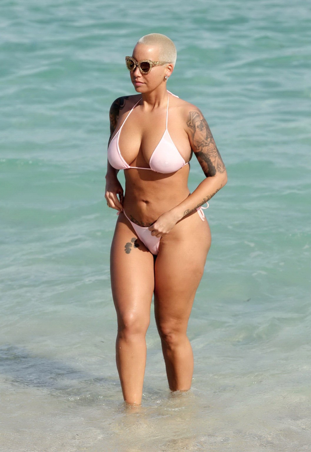Amber rose en bikini string à la plage de Miami avec une poitrine et des fesses généreuses #75174897