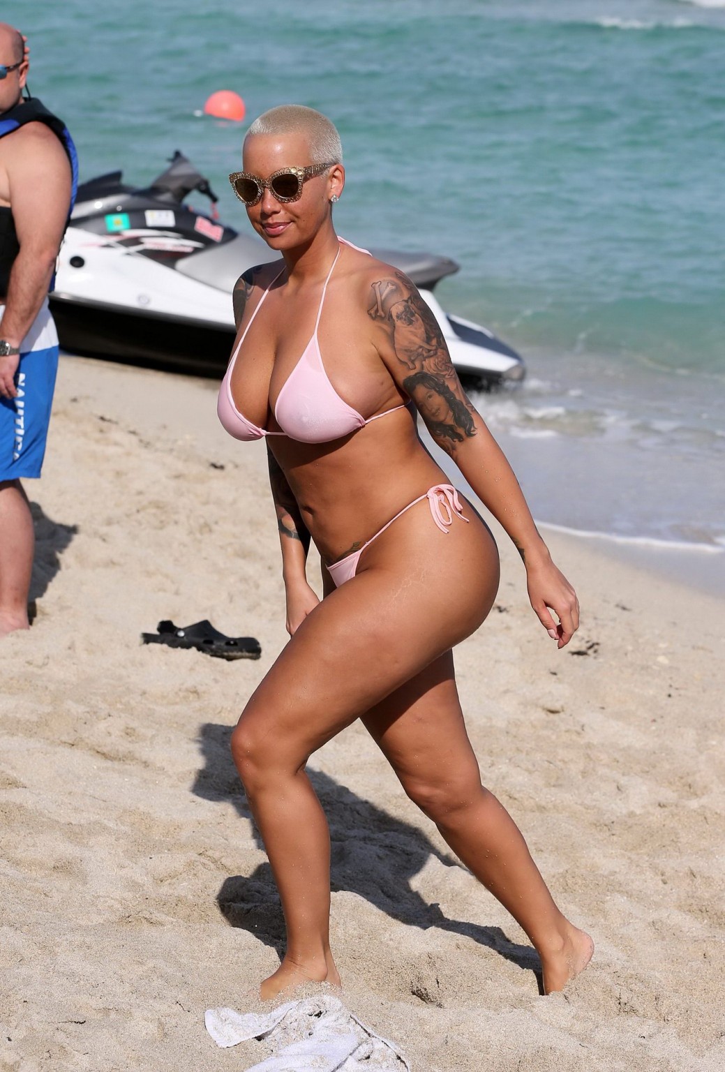 Amber rose en bikini string à la plage de Miami avec une poitrine et des fesses généreuses #75174917