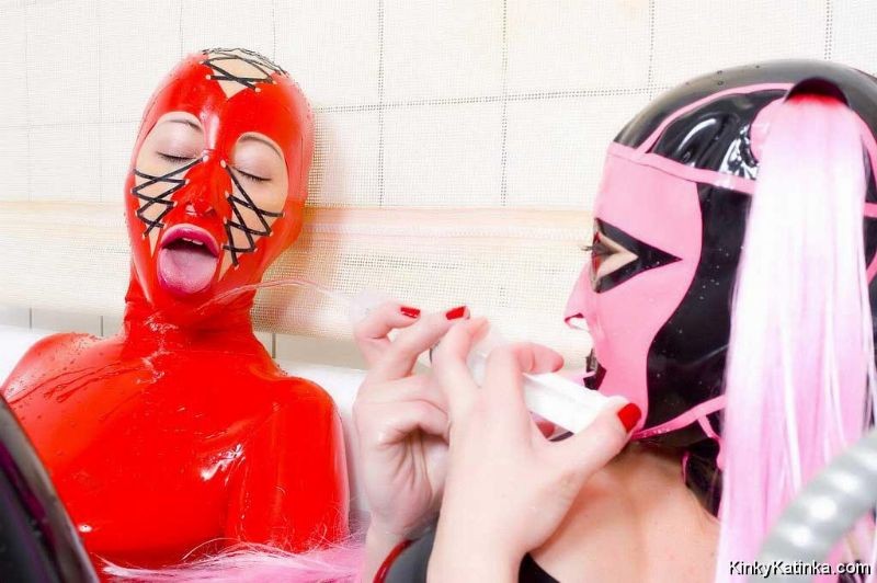 Dos chicas en látex tomando un baño
 #76338235