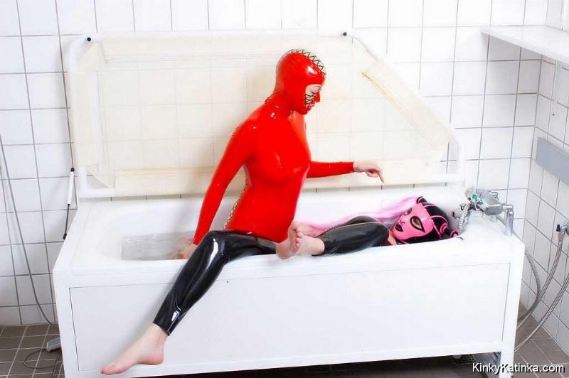 Dos chicas en látex tomando un baño
 #76338249
