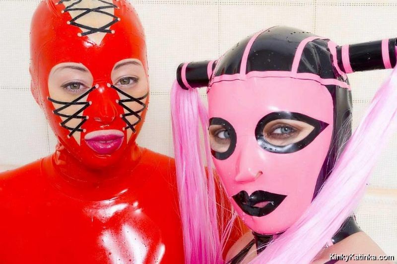 Due ragazze in latex che fanno il bagno
 #76338284