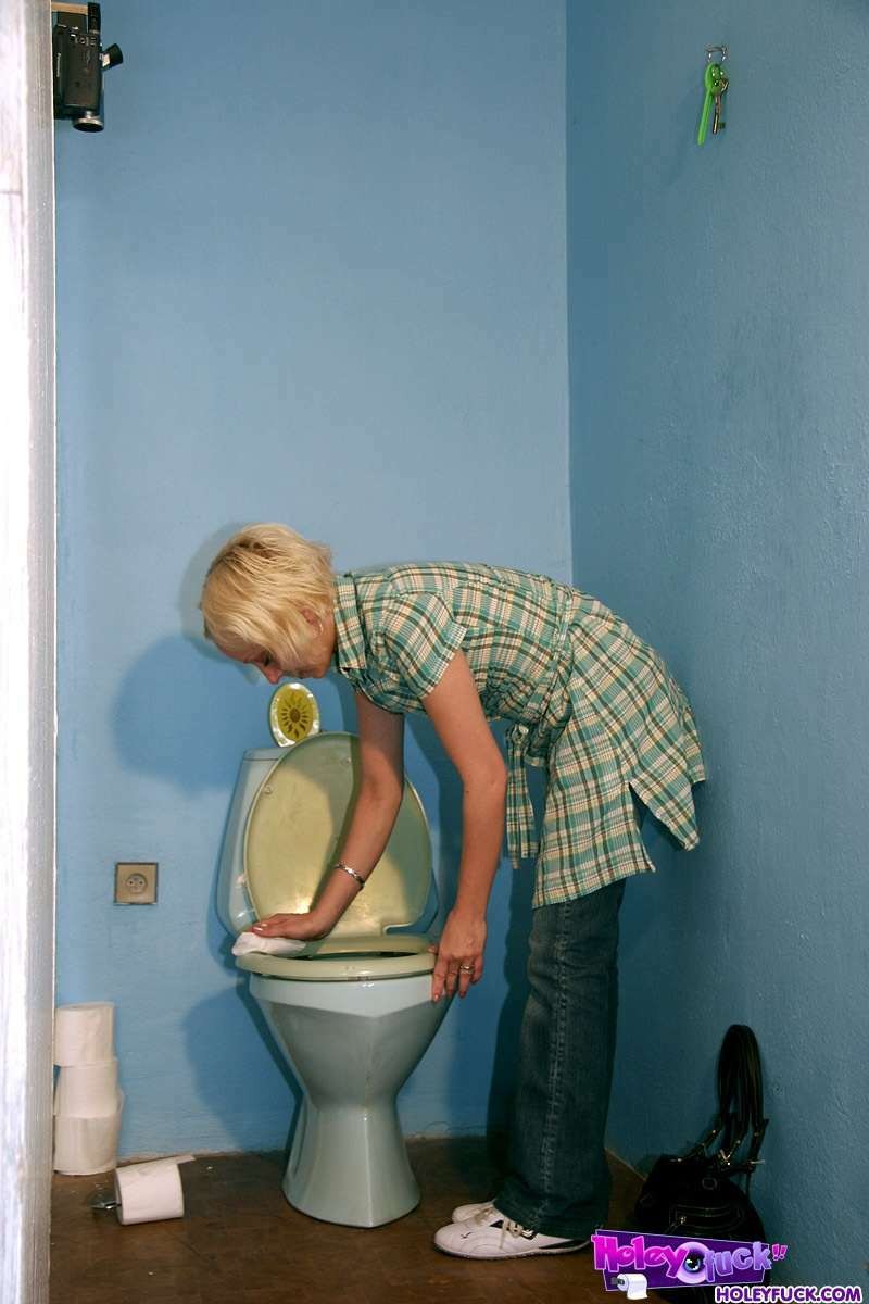 Zorra chupando y follando una polla a través de un glory hole
 #74507992