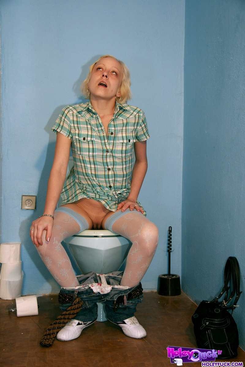 Zorra chupando y follando una polla a través de un glory hole
 #74507995