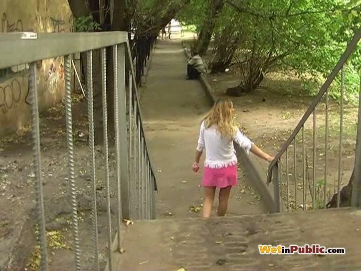 Mini falda y bragas rosas de una mujer justa meada en las escaleras del parque
 #73246765