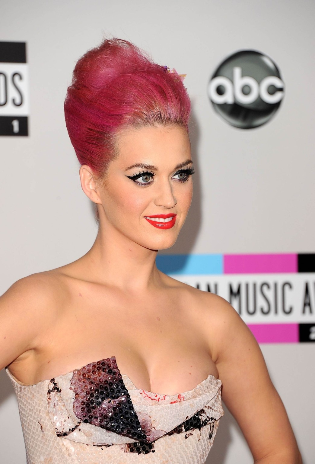 Katy Perry en décolleté lors de la 39e cérémonie annuelle des American Music Awards à Los Angeles
 #75281647