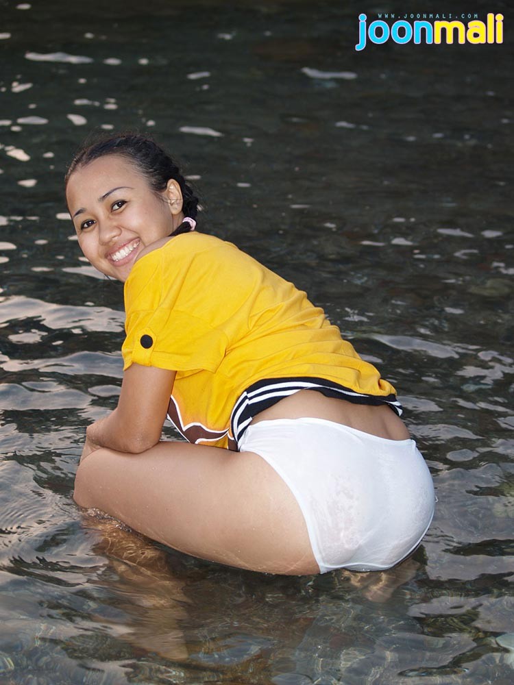 Thai teen Mädchen bekommt Höschen nass am Strand
 #69968471