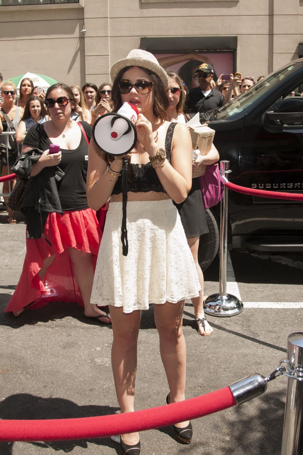 Lucy hale portant un soutien-gorge noir et une mini-jupe blanche à la boutique pop-up bongo tr
 #75227454