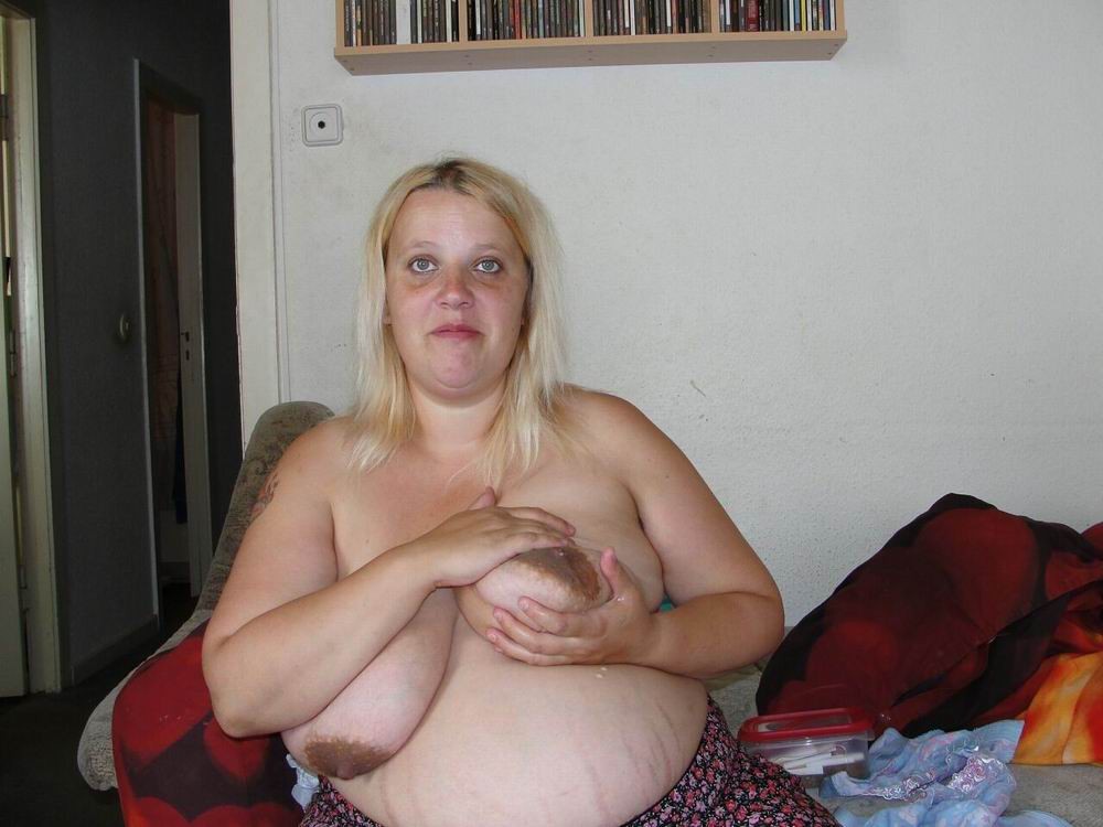 Grosse blonde trayant ses gros seins
 #75498514