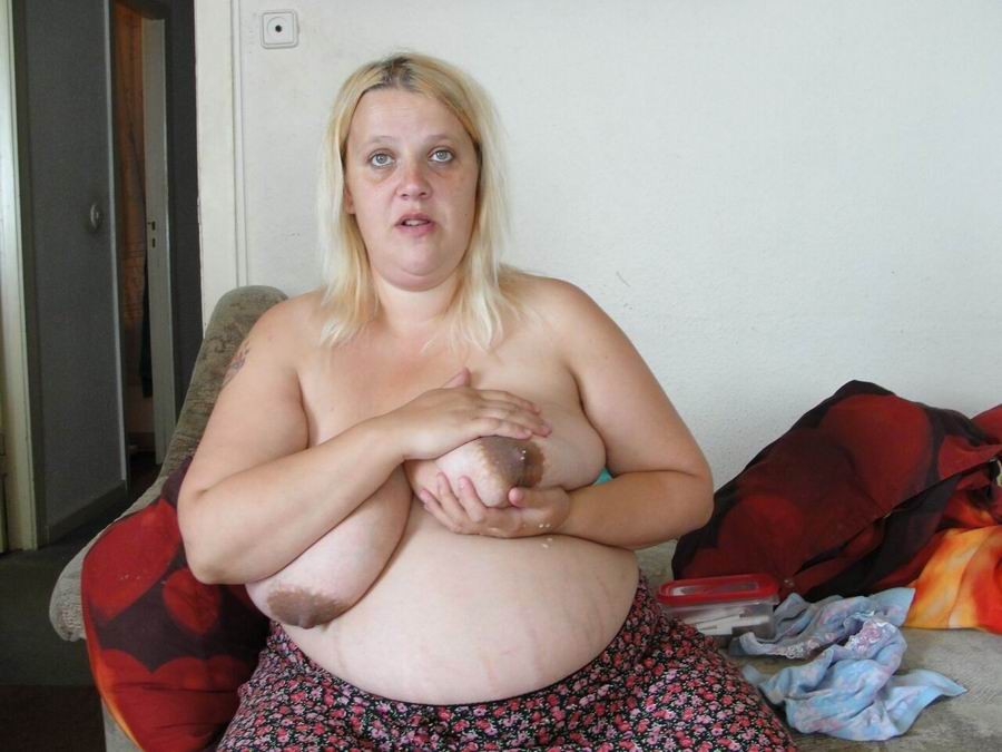 Grosse blonde trayant ses gros seins
 #75498575
