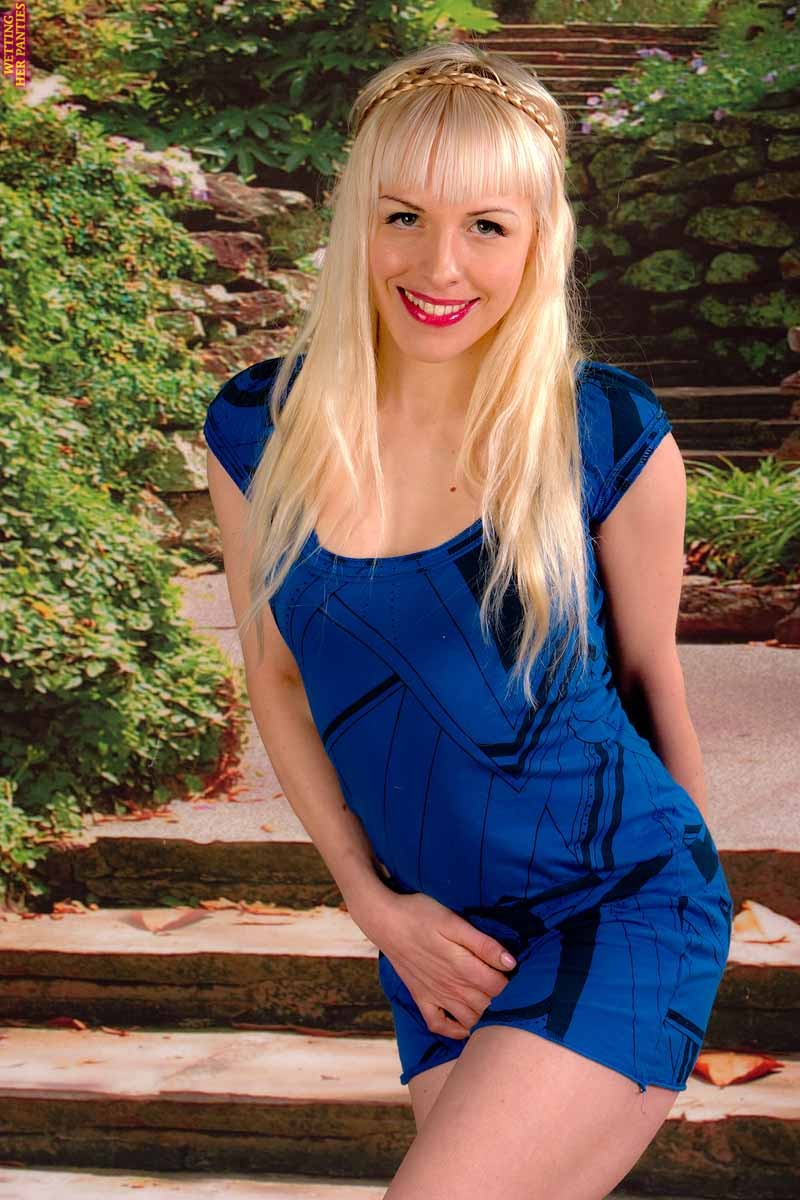 Blondes Küken kann nicht verhindern, dass sie in ihr Höschen pinkelt
 #76585807
